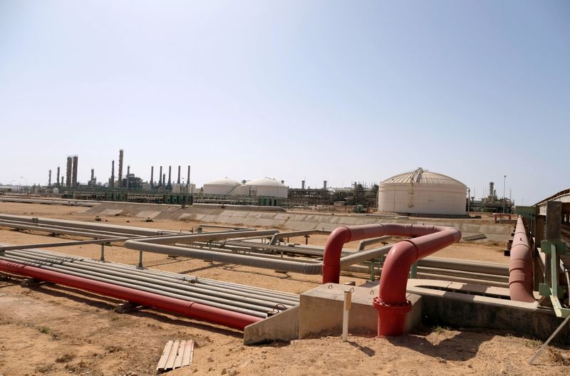 &copy; Reuters. Imagen de archivo de las instalaciones petroleras de Ras Lanuf en Libia.