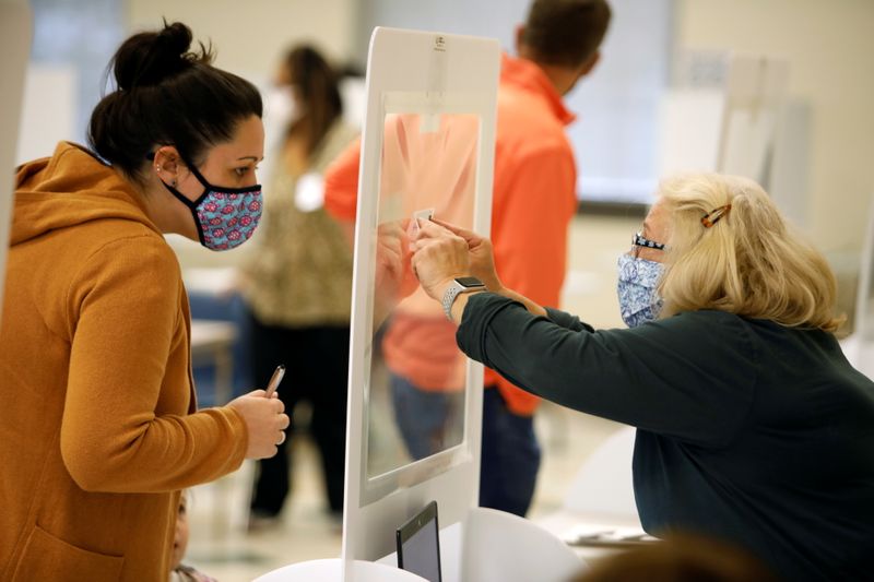 &copy; Reuters. Último día de votación adelantada en persona para las elecciones presidenciales de Estados Unidos en Cornelius, Carolina del Norte