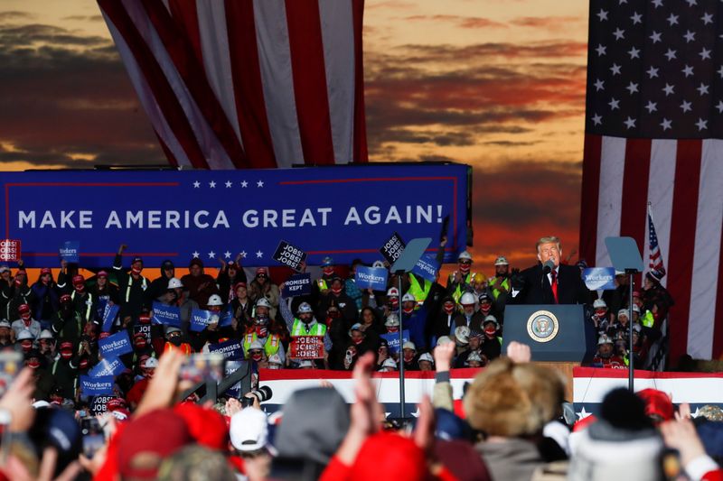 © Reuters. U.S. President Donald Trump attends campaign events in Pennsylvania