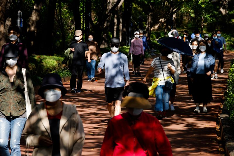 &copy; Reuters. People take a walk as they wear masks to avoid the spread of the coronavirus disease (COVID-19) at a park in Seoul