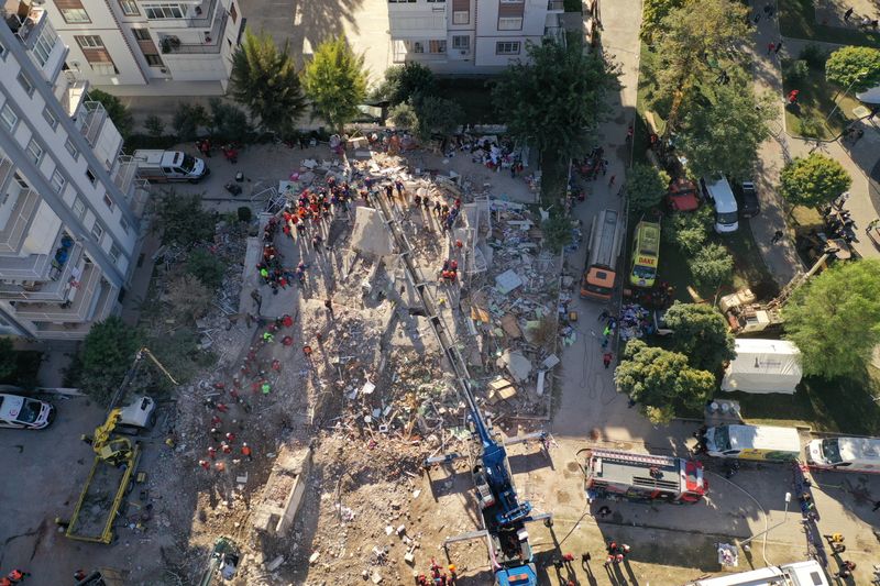 &copy; Reuters. إنقاذ مسن من بين الأنقاض مع ارتفاع ضحايا زلزال تركيا إلى 51 قتيلا