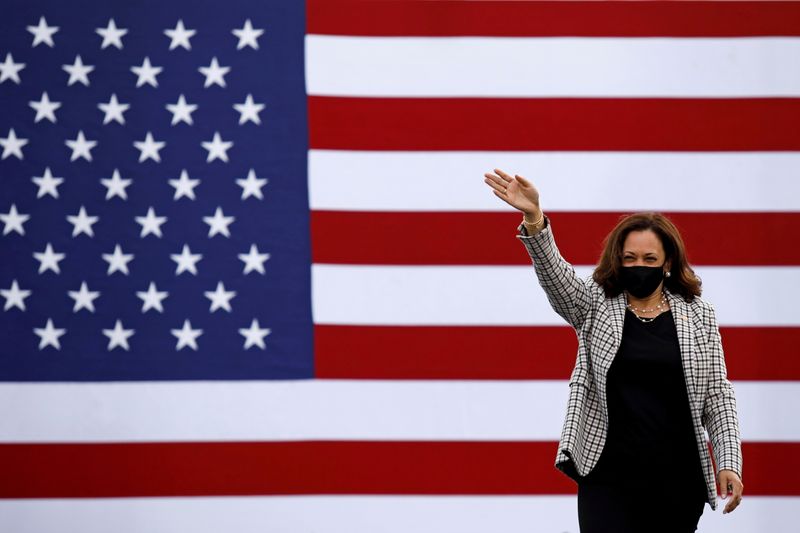 &copy; Reuters. امرأة في الأخبار -كمالا هاريس ستحطم الحواجز إذا فاز بايدن برئاسة أمريكا