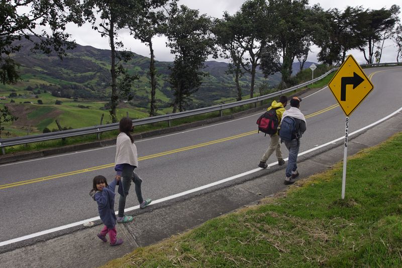 &copy; Reuters. Venezuelan migrants wearing face masks walk on Colombian roads in Silos