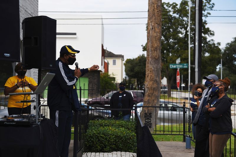 © Reuters. Texans turn out in massive numbers for early voting in Houston