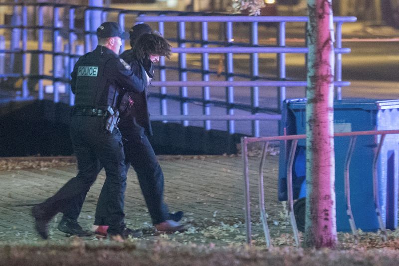 Un hombre armado con una espada mata a dos personas y hiere a otras cinco en Quebec Por Reuters