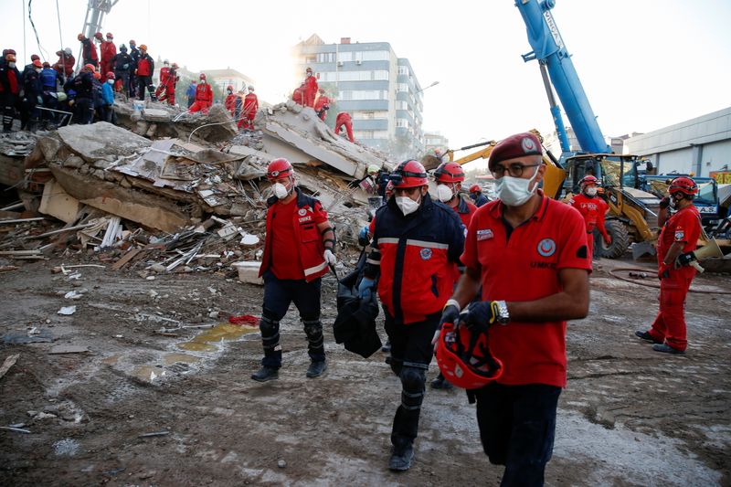 © Reuters. إنقاذ مسن من بين الأنقاض مع ارتفاع ضحايا زلزال تركيا إلى 51 قتيلا