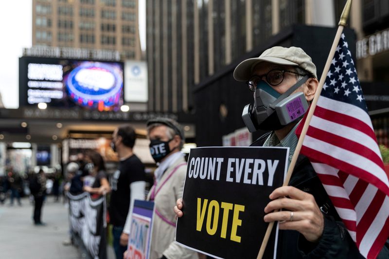 &copy; Reuters. FILE PHOTO: Voters line up to cast ballots on the first day of early voting in New York