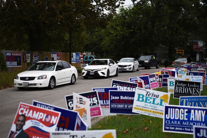 &copy; Reuters. FILE PHOTO: Texans turn out in massive numbers for early voting in Houston