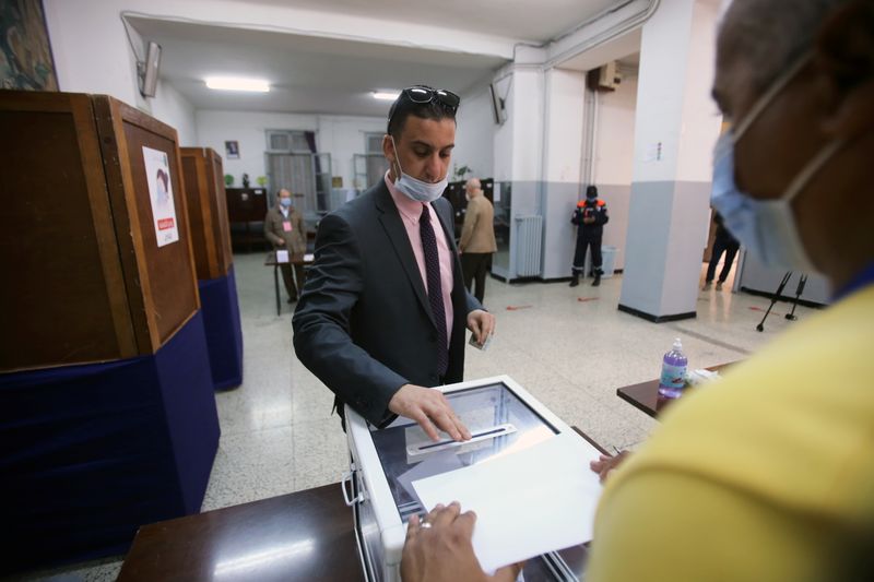 &copy; Reuters. مسؤول يقول نسبة الإقبال على التصويت في الاستفتاء بالجزائر تقتصر على 23.7 بالمئة