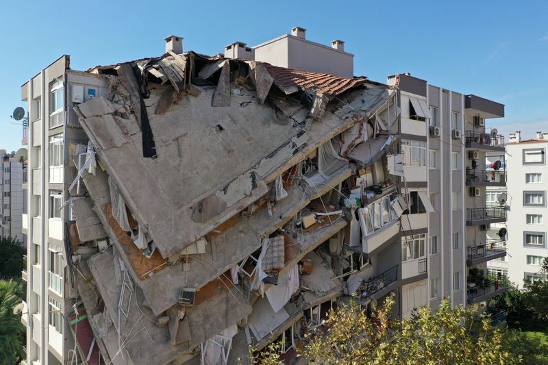 &copy; Reuters. ارتفاع عدد قتلى زلزال تركيا إلى 81 واستمرار جهود الإنقاذ