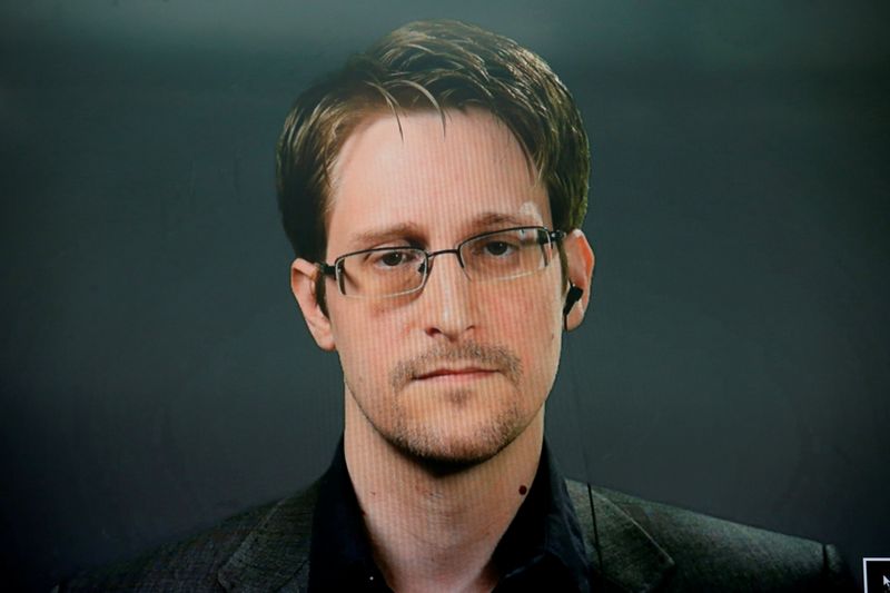 &copy; Reuters. FILE PHOTO: Edward Snowden speaks via video link during a news conference in New York