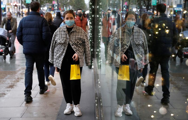 &copy; Reuters. Una mujer pasa enfrente de una tienda de Oxford Street en Londres después de que el Gobierno anunciase nuevas restricciones para contener la epidemia de coronavirus. 1 de noviembre de 2020.