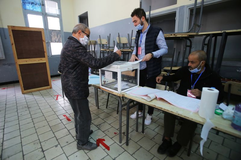 &copy; Reuters. الجزائر تقول إن الناخبين وافقوا على تعديلات دستورية