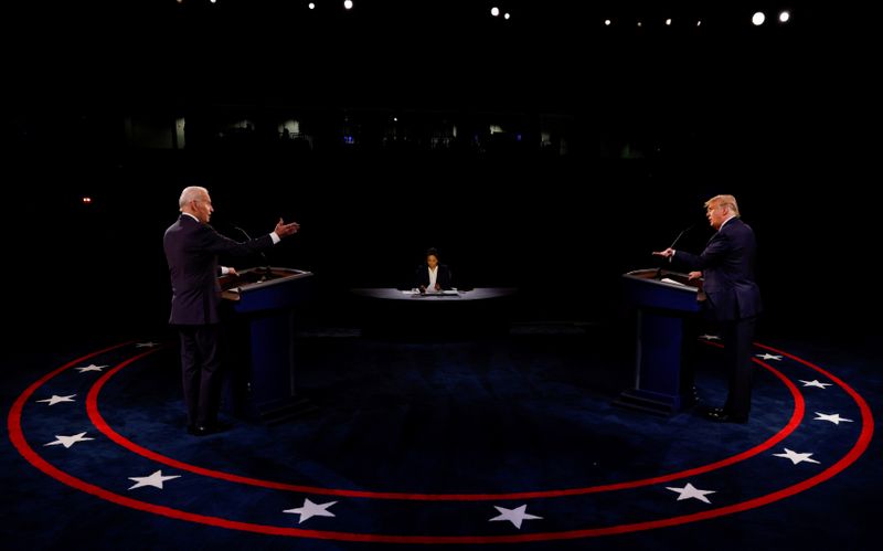&copy; Reuters. FILE PHOTO: Democratic presidential nominee Biden and President Trump participate in their second debate in Nashville