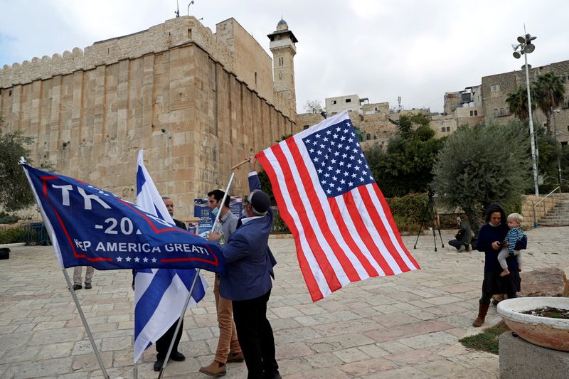© Reuters. مستوطنون إسرائيليون يصلون من أجل إعادة انتخاب ترامب
