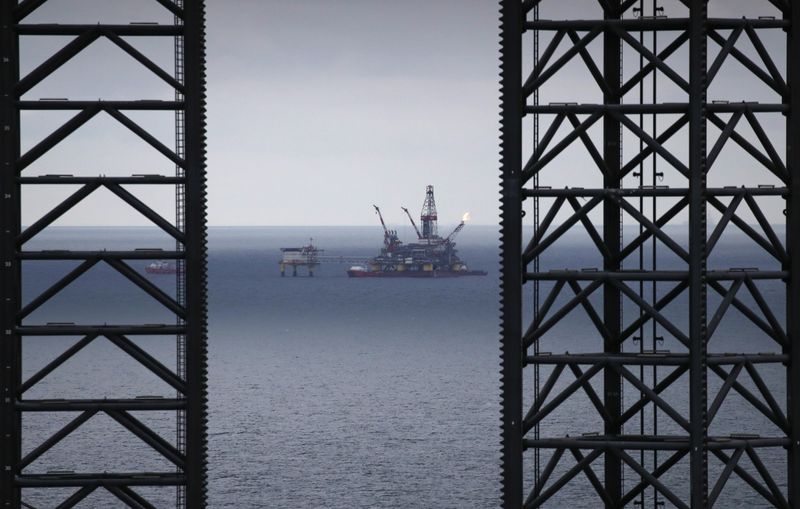 © Reuters. An oil platform operated by Lukoil company is seen at the Korchagina oil field in Caspian Sea