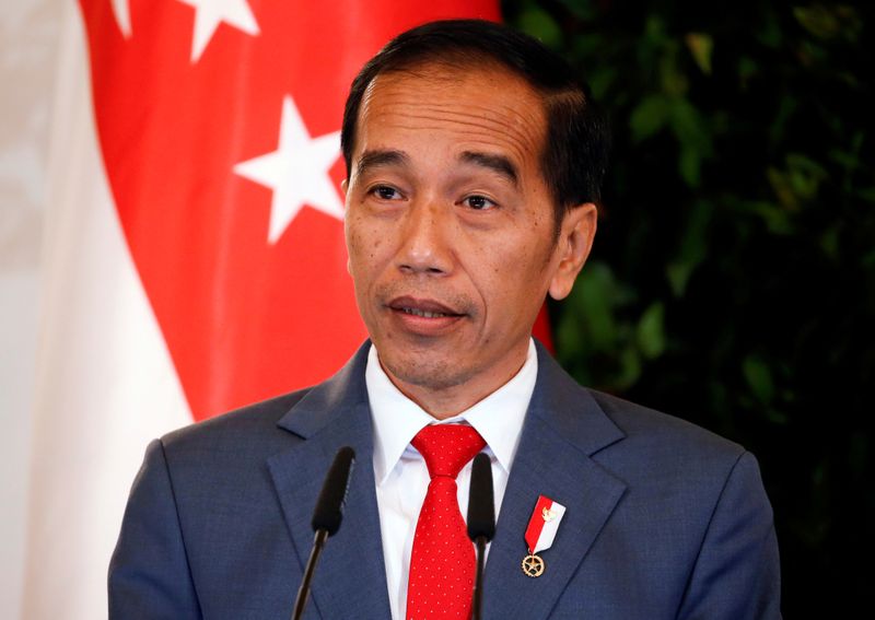 &copy; Reuters. FILE PHOTO: Indonesia&apos;s President Joko Widodo speaks at the Istana in Singapore