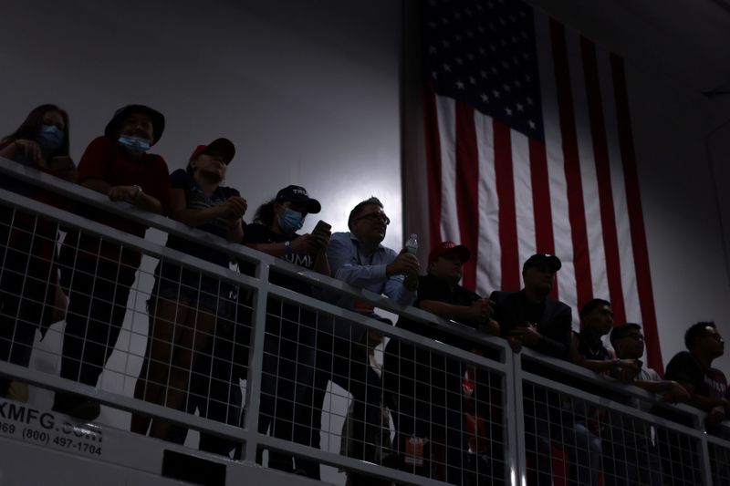 © Reuters. U.S. President Trump rallies with supporters at a campaign event in Henderson, Nevada