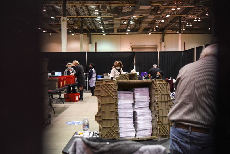 © Reuters. Election workers process mail-in ballots ahead of Election Day in Houston, Texas