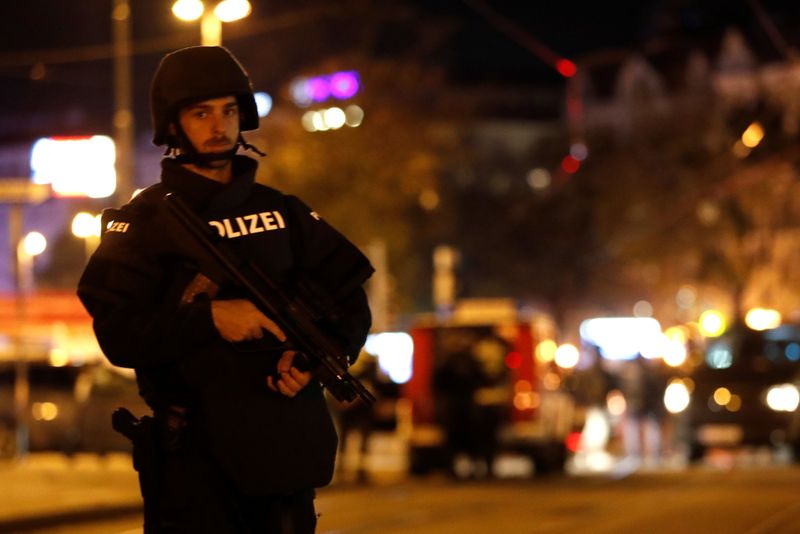 &copy; Reuters. الشرطة: هجوم فيينا شمل 6 مواقع ومقتل شخص