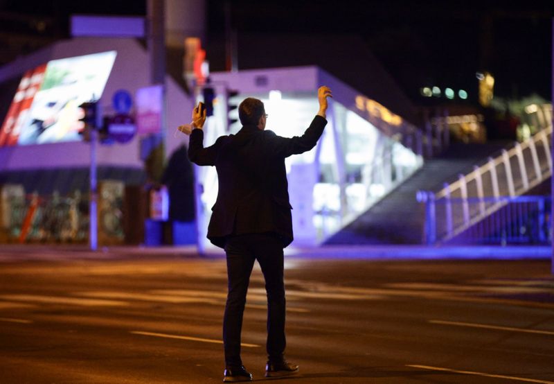 © Reuters. سقوط قتيل واحد على الأقل في هجوم يُعتقد أنه إرهابي في فيينا
