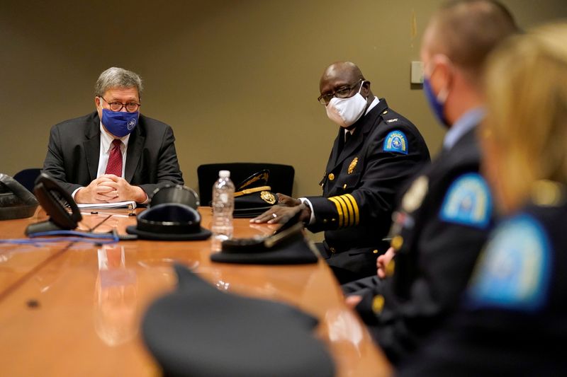 &copy; Reuters. FILE PHOTO: U.S. Attorney General William Barr meets with members of the St. Louis Police Department