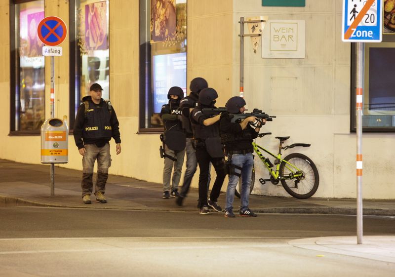 &copy; Reuters. مسلحون يقتلون اثنين في &quot;هجوم إرهابي&quot; استهدف عدة مواقع في فيينا