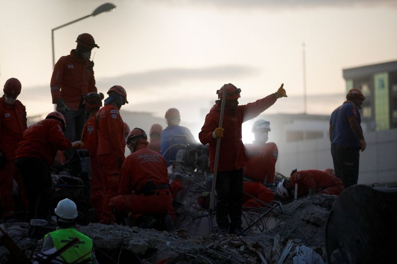 &copy; Reuters. ارتفاع عدد قتلى زلزال الجمعة في بحر إيجه إلى مئة