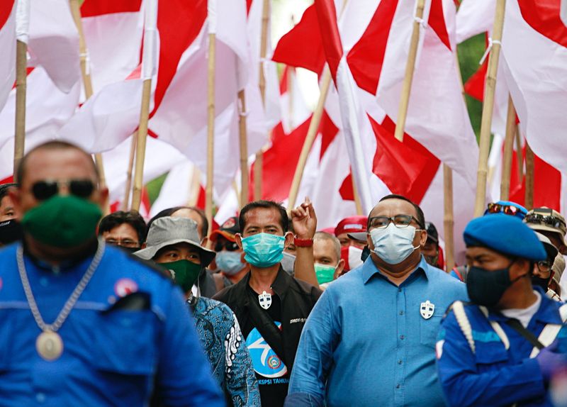 &copy; Reuters. Member of Indonesian trade unions protest against the government&apos;s labor reforms in Jakarta