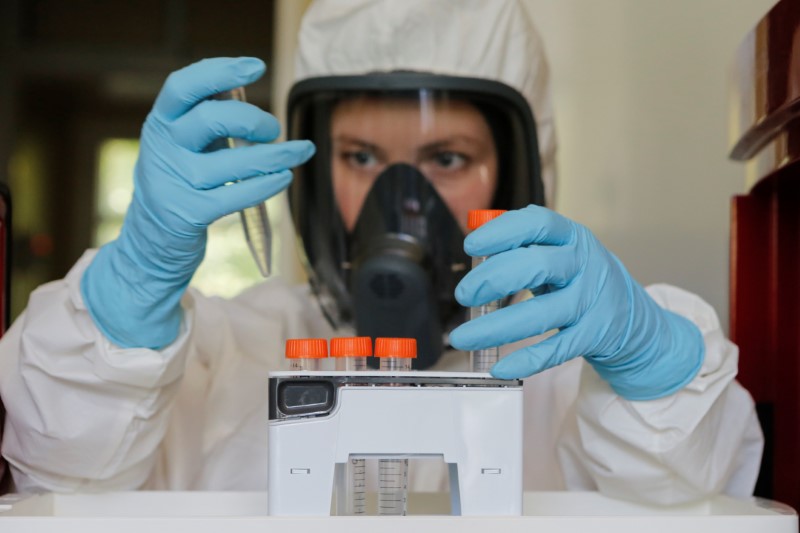 &copy; Reuters. Foto de archivo. Una científica trabaja dentro de un laboratorio durante la producción y prueba de una vacuna contra la enfermedad del coronavirus en Moscú