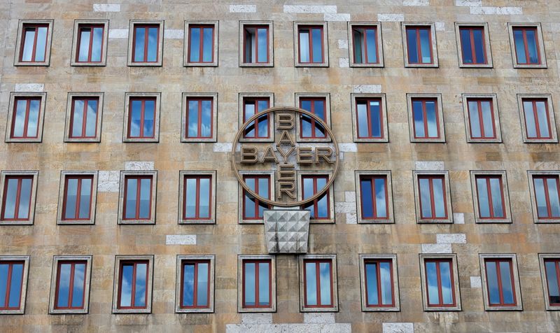 &copy; Reuters. FILE PHOTO: Historical facade of Bayer AG headquarters of German pharmaceutical and chemical maker in Leverkusen