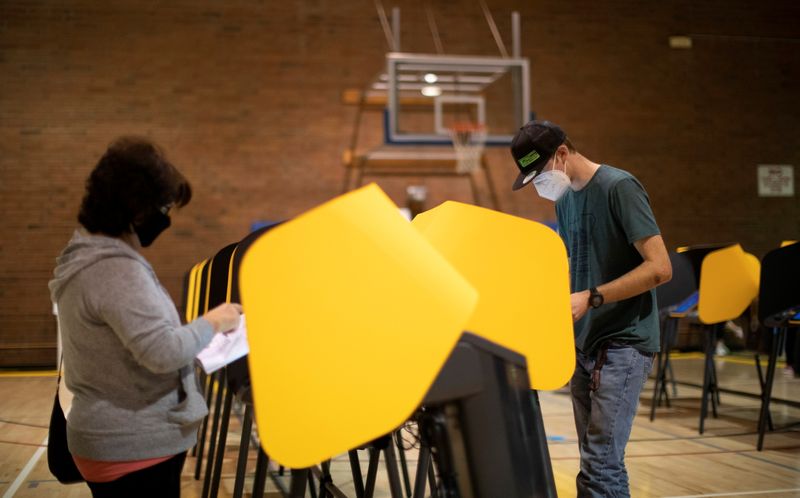 &copy; Reuters. People vote during the U.S. presidential election in the gymnasium of the Victory Park Recreation Center during the outbreak of the coronavirus disease (COVID-19), in Pasadena