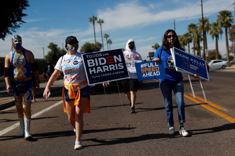 &copy; Reuters. FILE PHOTO: People promote the importance of the Latino vote in Maryvale, Phoenix