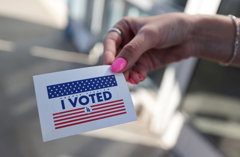 © Reuters. FILE PHOTO: First day of expanded California in-person voting, amid the global outbreak of the coronavirus disease (COVID-19), at Dodger Stadium sports venue in Los Angeles