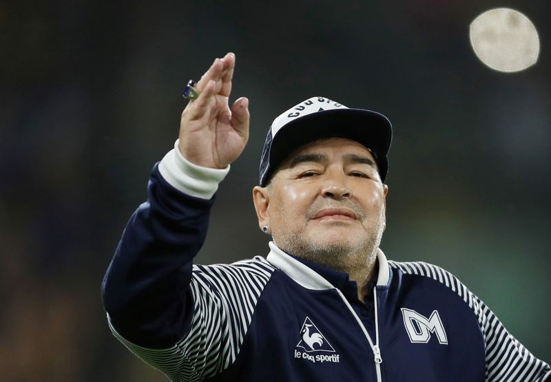 &copy; Reuters. Diego Maradona antes de partida do Gimnasia y Esgrima contra o Boca Juniors pelo Campeonato Argentino