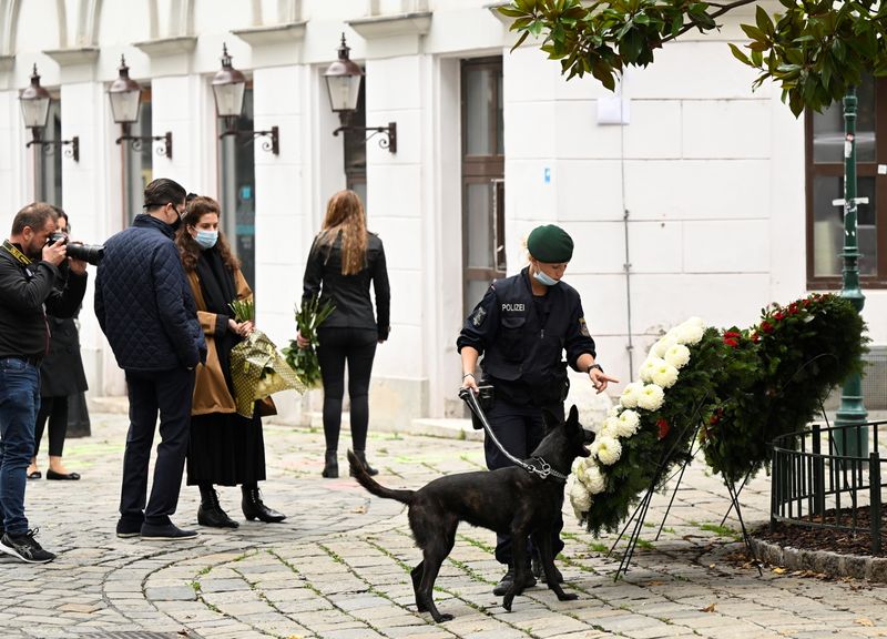 © Reuters. Gunfire exchanges in Vienna