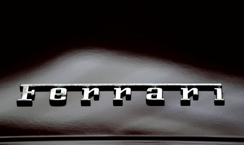 &copy; Reuters. Logo di Ferrari fotografato durante il salone auto Prague Autoshow a Praga, Repubblica Ceca