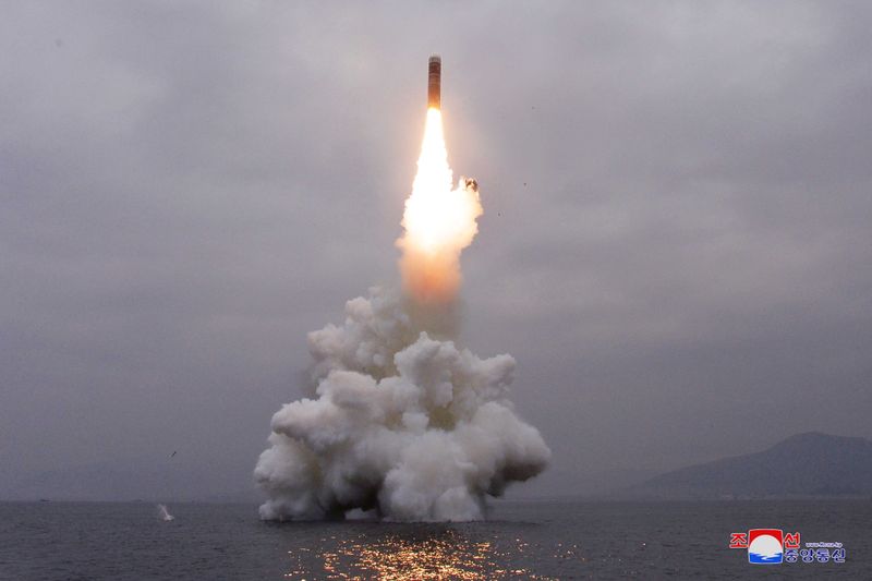 &copy; Reuters. Suposto disparo de mísseis balísticos a partir de submarino norte-coreano