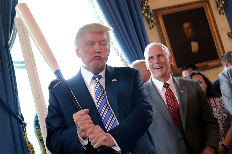 &copy; Reuters. Trump segura taco na Casa Branca