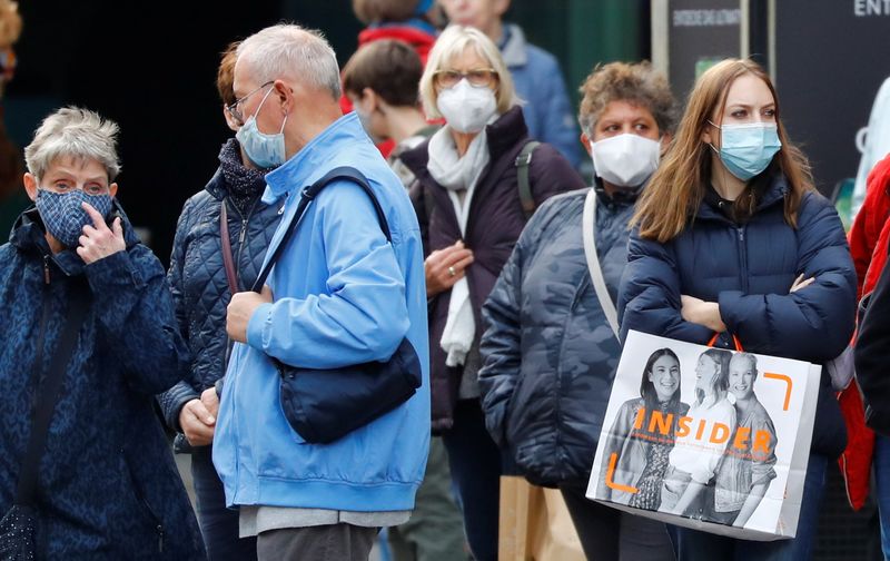 © Reuters. Pessoas de máscara em rua comercial de Berlim