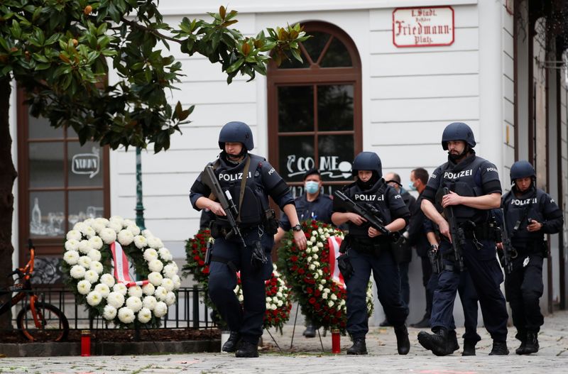 &copy; Reuters. الشرطة النمساوية تعتقل 14 بعد هجوم فيينا