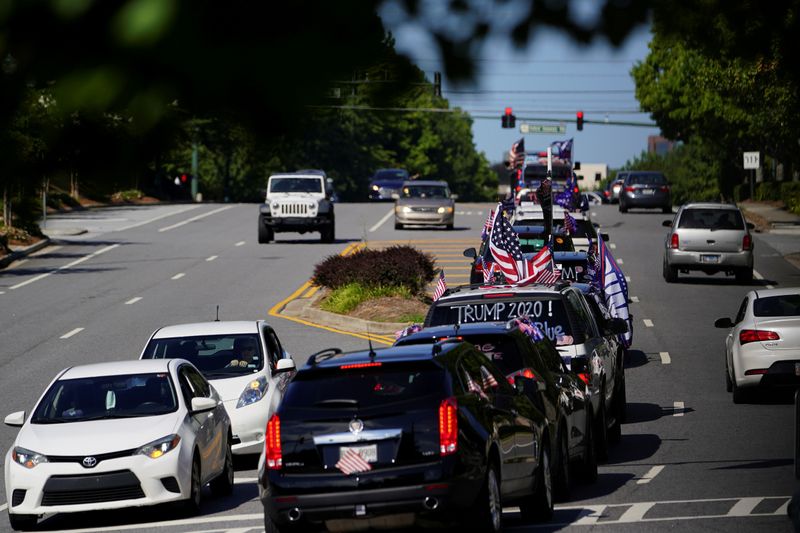 © Reuters. FOTO DE ARCHIVO: Vehículos flamean banderas pro-Trump mientras participan en un convoy en Dunwoody