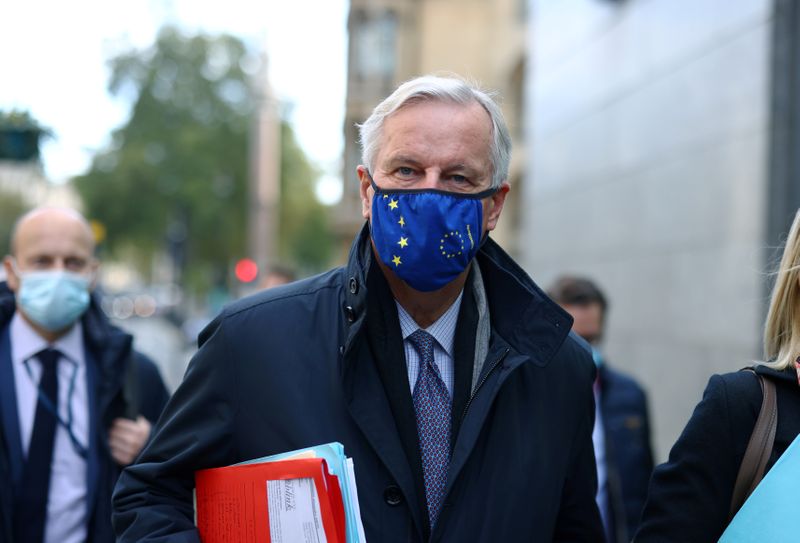 © Reuters. FILE PHOTO: European Union's Brexit negotiator Michel Barnier walks at Westminster in London