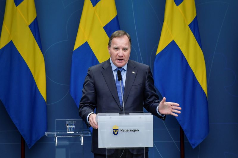 &copy; Reuters. Il primo ministro svedese Stefan Lofven durante una conferenza stampa sulla pandemia di coronavirus, presso la sede del governo a Stoccolma