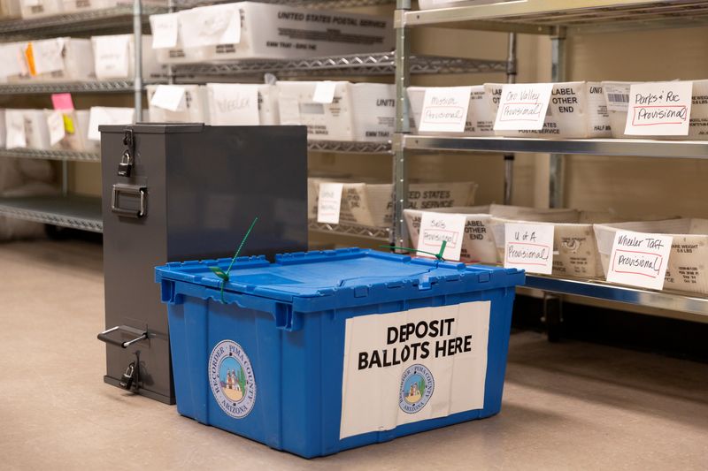 &copy; Reuters. Las cajas que contienen votos anticipados y los votos ausentes esperan a ser procesados antes de las próximas elecciones presidenciales en Tucson, Arizona, EEUU, el 31 de octubre de 2020