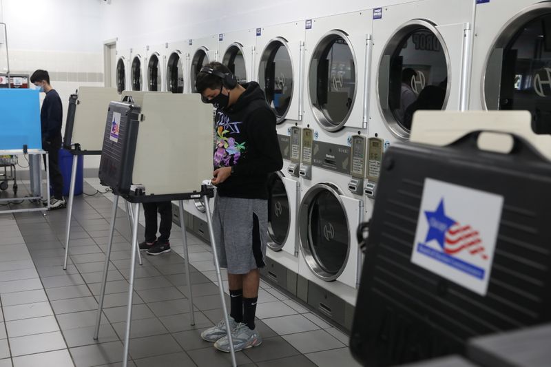 &copy; Reuters. Eleitores preenchem cédulas em seção eleitoral montada em lavanderia em Chicago