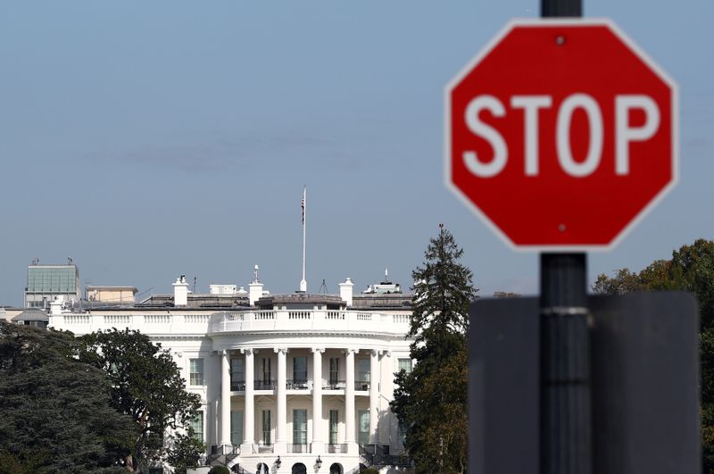 © Reuters. FILE PHOTO: A 'Stop' sign is seen in front of the White House in Washington