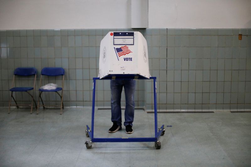 &copy; Reuters. Eleitor em cabine de votação em Nova York