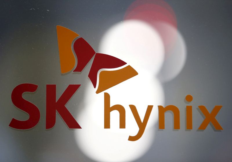 &copy; Reuters. The logo of SK Hynix is seen at its headquarters in Seongnam