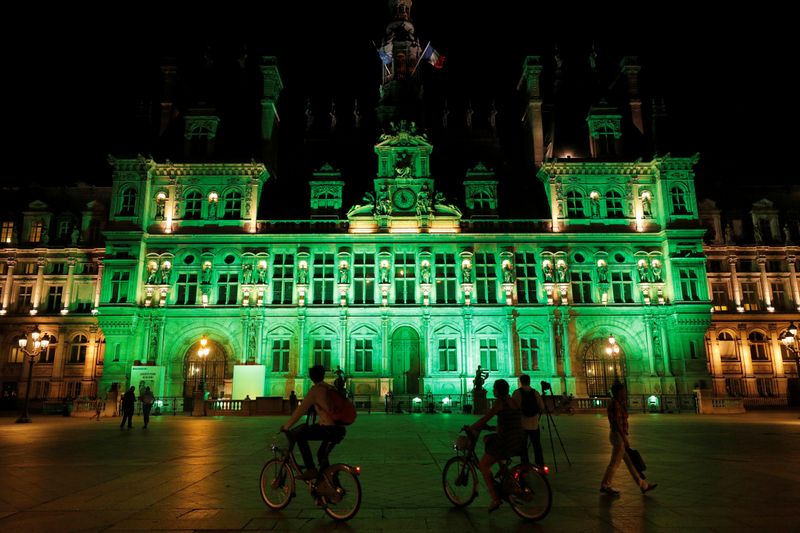 &copy; Reuters. FILE PHOTO: Green lights are projected onto the facade of the Hotel de Ville in Paris, France, after U.S. President Donald Trump announced his decision that the United States will withdraw from the Paris Climate Agreement